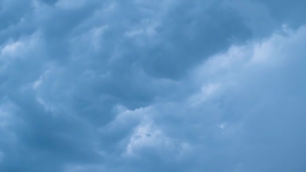 En timelapse av en mörkblå himmel. Turbulenta svarta moln med blixtar av blixtar. Himlen framför orkanen. — Stockvideo