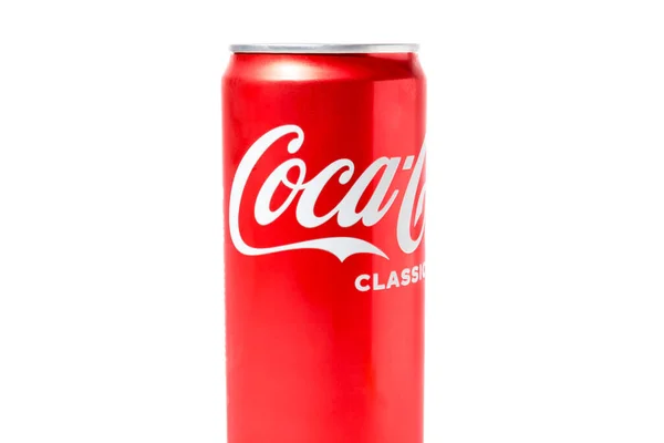 白い背景に絶縁されたコカ コーラ330Mlの赤アルミニウム缶のクローズアップ 新しいコカ コーラ クラシック クローズ ロシア クラスノダール 2021年12月15日 — ストック写真