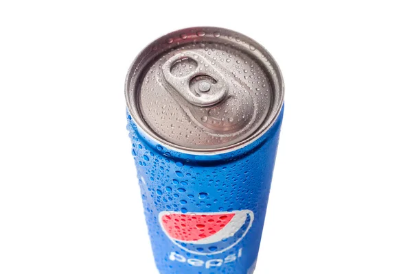 Widok Góry Wąska Puszka Aluminiowa Pepsi Kroplami Wody Izolowane Białym — Zdjęcie stockowe