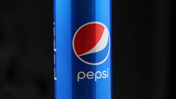 Detailní Záběr Hliníkové Pepsi Plechovky Černém Pozadí Kamera Lítá Dokola — Stock video