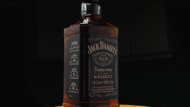 Full Flaska Jack Daniels Old Whisky Mörk Bakgrund Kameran Flyger — Stockvideo