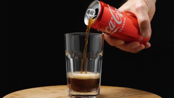 Mano Hombre Sostiene Una Lata Roja Coca Cola Vierte Vaso — Vídeo de stock