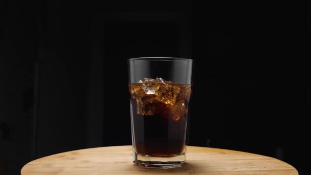 Sur Plateau Cuisine Trouve Verre Avec Une Boisson Des Glaçons — Video