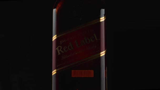 Close Mundialmente Famoso Johnnie Walker Red Label Scotch Whisky Câmara — Vídeo de Stock