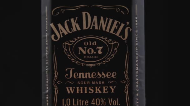 Close Black Label Bottle Jack Daniels Old American Whiskey Camera — Stockvideo