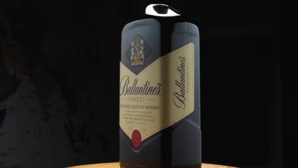 Litrová Láhev Nejlepší Whisky Ballantines Kuchyňské Desce Tmavém Pozadí Kamera — Stock video