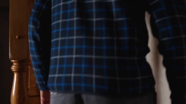 Seorang Pria Dalam Jaket Lengan Panjang Kotak Kotak Jeans Dan — Stok Video