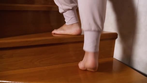 Kamera Zezadu Sleduje Kroky Bosých Ženských Nohou Šedých Kalhotách Nahoru — Stock video