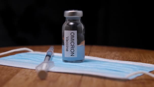 Ampolla Con Vacuna Omicron Jeringa Máscara Médica Sobre Fondo Madera — Vídeo de stock