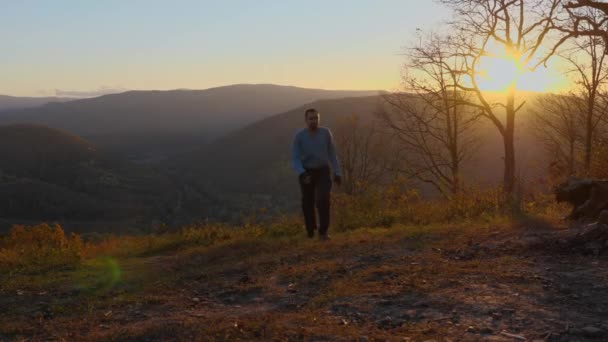 Hombre Chándal Una Camiseta Manga Larga Las Montañas Atardecer Fuerte — Vídeos de Stock