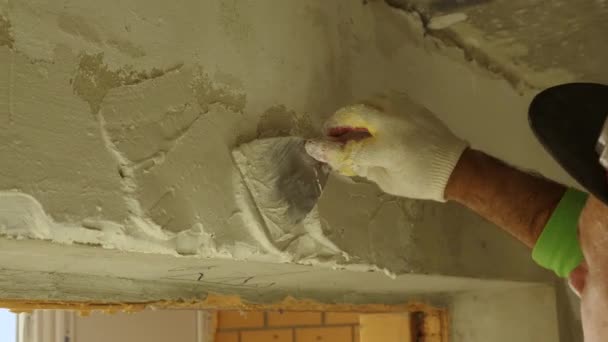 Reparateur Maakt Het Gips Muur Glad Met Een Kleine Troffel — Stockvideo