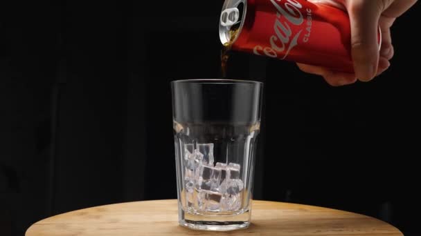 Mão Homem Uma Lata Derrama Coca Cola Copo Com Gelo — Vídeo de Stock
