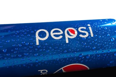 Beyaz arka planda su damlaları olan Pepsi kutusu. Rusya, Krasnodar, 15 Aralık 2021