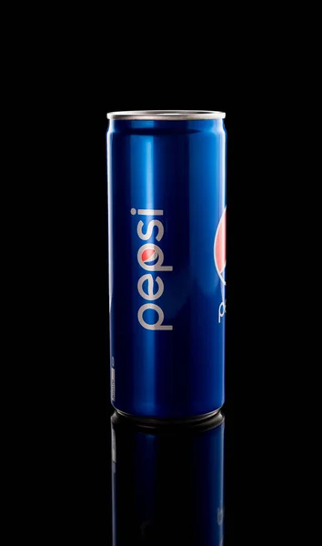 Blue Pepsi 250Ml Can Black Background Beautiful Reflection Side View — Stock Photo, Image