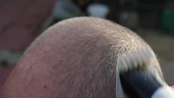 Close Cordless Machine Cutting Gray Hair His Head Son Cuts — 图库视频影像