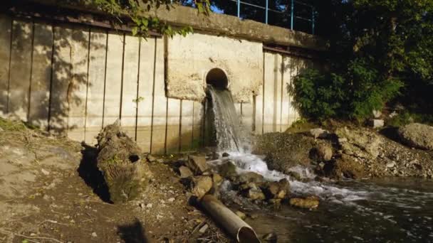 Drainage Des Eaux Usées Dans Rivière Périphérie Ville Concept Écologie — Video