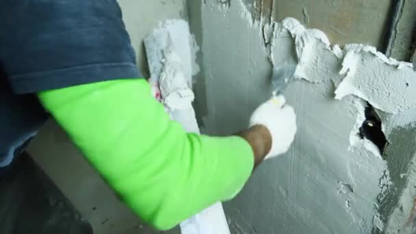 Der Handwerker Trägt Mit Einer Kelle Gips Auf Die Wand — Stockvideo