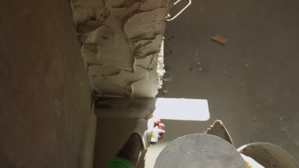 Tukang Reparasi Adalah Plastering Dinding Dengan Sekop Panjang Close Konsep — Stok Video