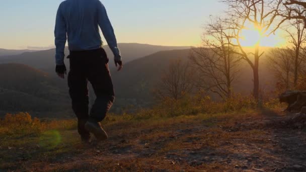 Man Sweatpants Long Sleeved Shirt Cap Walks Edge Observation Deck — ストック動画
