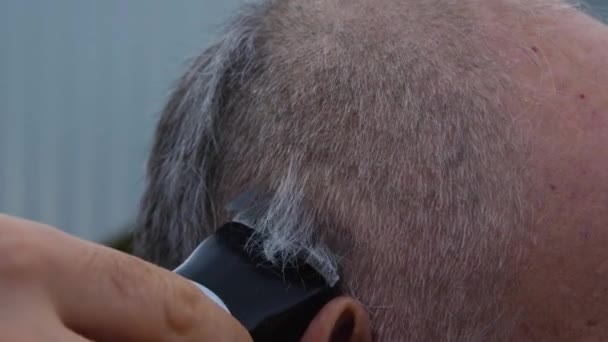 Cabello Gris Cortado Con Una Máquina Eléctrica Inalámbrica Cabeza Anciano — Vídeo de stock