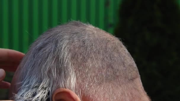 Cutting Gray Hair Head Elderly Balding Man Cordless Electric Machine — Vídeo de Stock