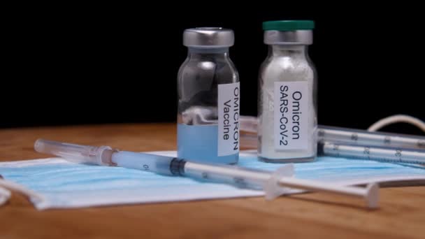 Tıbbi Maskenin Üzerinde Omicron Aşısı Şırıngaları Şişeleri Var Kamera Etrafta — Stok video