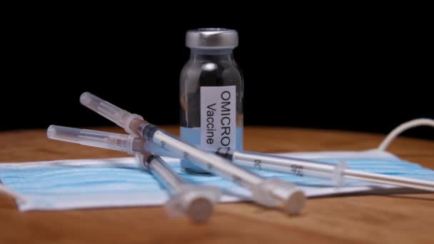 Primo Piano Una Maschera Medica Siringhe Flaconcini Vaccino Omicron Uno — Video Stock
