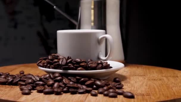 Taza Acero Cezve Café Blanco Platillo Sobre Fondo Madera Platillo — Vídeo de stock