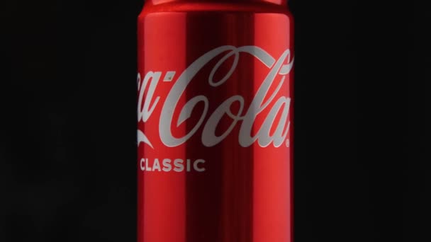 Classic Coke Red Aluminum Can Black Background Camera Flies Parallax — Vídeo de Stock