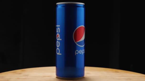 Ένα Μπλε Αλουμινένιο Κουτάκι Pepsi Έναν Πίνακα Κουζίνας Μαύρο Φόντο — Αρχείο Βίντεο