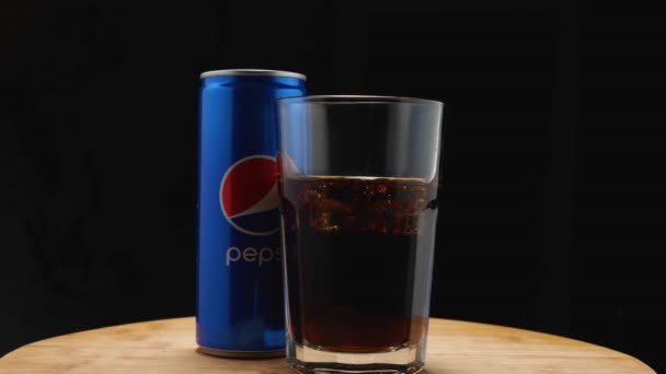 Una Pepsi Aluminio Puede Junto Vaso Tubo Lleno Sobre Fondo — Vídeos de Stock