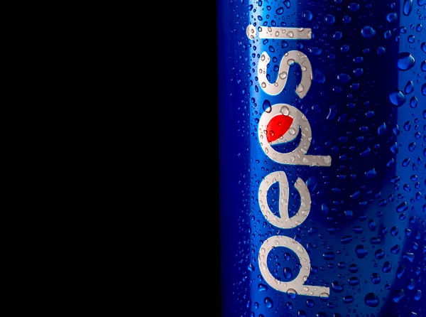 Närbild Burk Pepsi Med Vattendroppar Svart Bakgrund Populär Drink Runt — Stockfoto