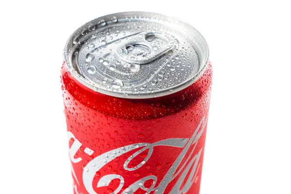 Tanica Chiusa Ricoperta Vapore Coca Cola Isolata Fondo Bianco Vista — Foto Stock