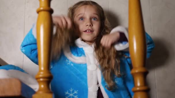 Egy Gyönyörű Szőke Kislány Kék Köntösben Hópelyhekkel Rögzíti Hosszú Haját — Stock videók