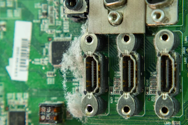 Green Dusty Board Three Hdmi Outputs Close Electronics Repair Shop — Stock Fotó