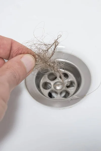 Man Hand Cleans Bathtub Drain Bundle Blond Hair Close Problem — Stockfoto