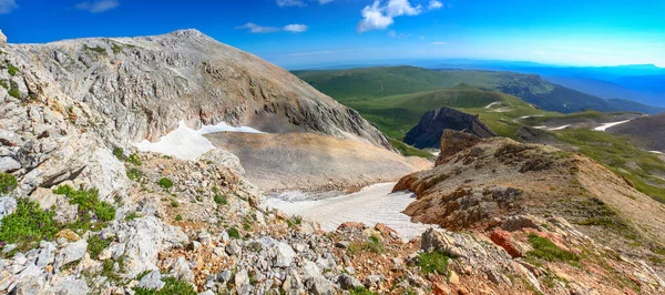 Panorama Del Paisaje Montañoso Cordillera Desmoronada Rocas Color Rojo Amarillo —  Fotos de Stock