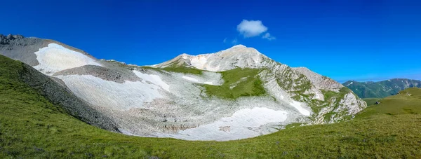 Panorama Paisaje Montaña Cielo Azul Hierba Verde Montañas Con Nieve —  Fotos de Stock