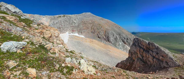 Panorama Del Paisaje Montañoso Una Cordillera Desmoronada Con Restos Nieve —  Fotos de Stock