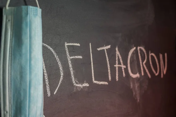 Deltacron Está Escrito Con Tiza Cuelga Una Máscara Médica Luz — Foto de Stock