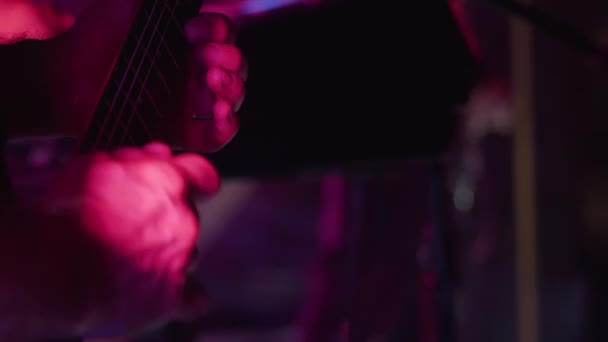 Κοντινό Πλάνο Χέρι Του Κιθαρίστα Παίζει Σόλο Diy Ροκ Συναυλία — Αρχείο Βίντεο