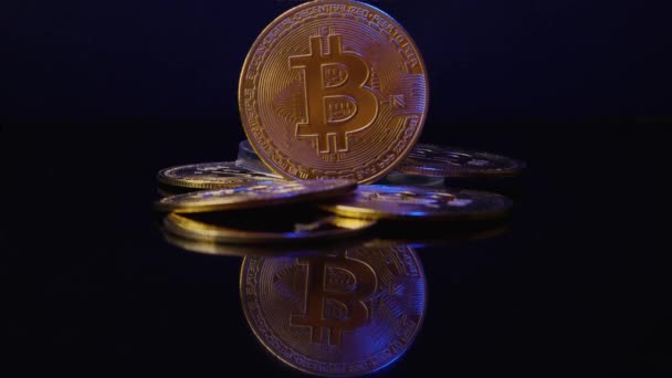 Närbild Bitcoin Cryptocurrency Mynt Står Ovanför Högar Mynt Som Ligger — Stockvideo