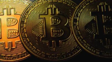 Kripto para birimi Bitcoin. BTC, Bit Coin. Engelleme teknolojisi. Bitcoin paraların güzel sarı ışıklı makro hareketi