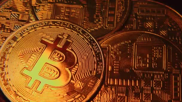 Bitcoin Kripto Para Birimlerine Yakın Plan Üzerlerinde Turuncu Işık Parıltısı — Stok video