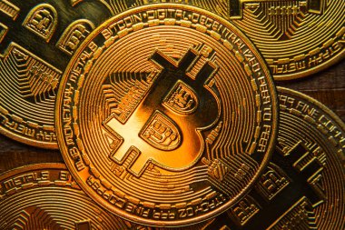 Bitcoin paralar koyu ahşap arka planda. BTC şifreleme para birimi üst görünümü. Engelleme teknolojisi. Yakın plan.