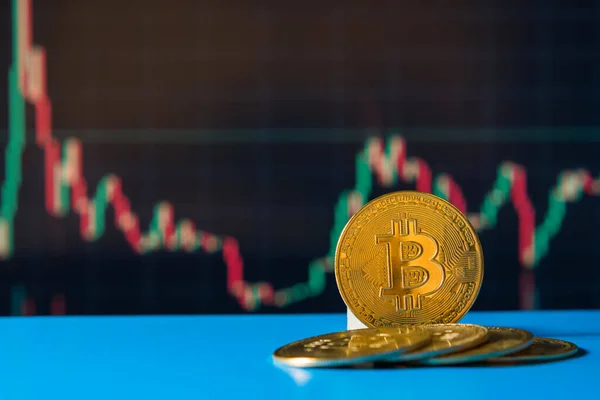 Auf Dem Blauen Hintergrund Hinter Den Bitcoin Goldmünzen Befindet Sich — Stockfoto