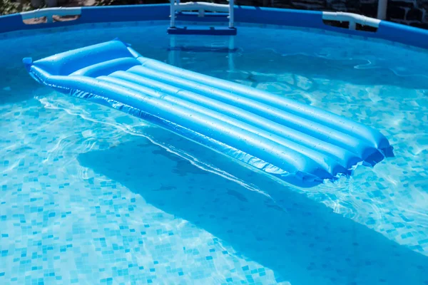 Colchón Inflable Azul Flotando Una Piscina Marco Circular Una Casa —  Fotos de Stock