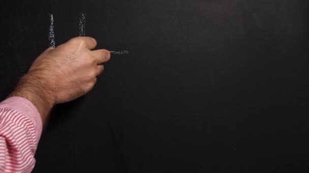 Een mensenhand in een shirt schrijft in wit krijt op een zwart bord waar ik van hou. Valentijnsdag vakantie concept. — Stockvideo
