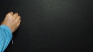 Bir adamın eli siyah tahtaya beyaz tebeşirle NeoCoV kelimesini yazıyor. NeoCoV, Ocak 2022 'de Afrika' da keşfedilen Covid-19 Coronavirüs enfeksiyonunun yeni bir çeşididir.