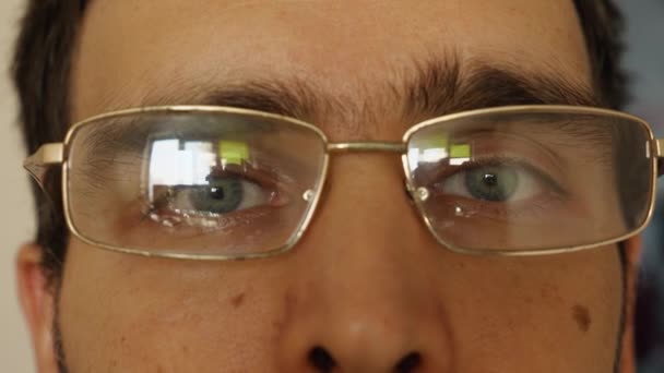 Κοντινό Πλάνο Των Μπλε Ματιών Του Άντρα Γυαλιά Άνθρωπος Ανοίγει — Αρχείο Βίντεο